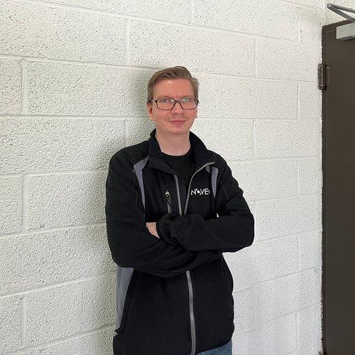 Tarkkuutta ja hyvää meininkiä: tulostusoperaattori Sami laittaa printit tulemaan!