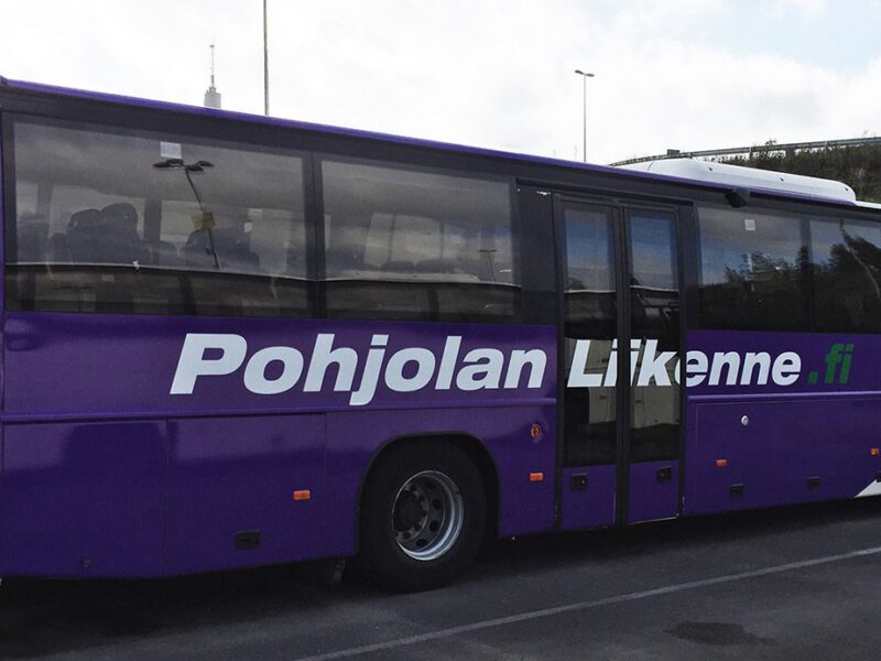 Pohjolan Liikenteen violetti erottuu vahvasti