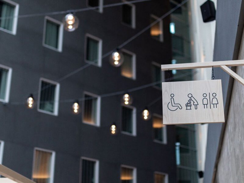 Valo Hotel & Work sai brändi-ilmeen mukaiset opasteet